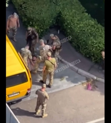 В Одесі нацгвардійці затримали чоловіка й повалили на землю, а потім відвезли до військкомату. Обласний ТЦК відреагував