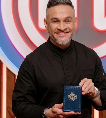 Почесну нагороду від Головнокомандувача ЗСУ отримав відомий шеф-кухар Ектор Хіменес-Браво