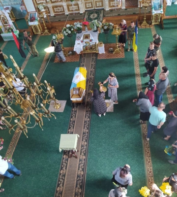 На колінах проводжали сотні людей: у Ківерцях попрощалися із загиблим від обстрілу та авіаудару військовим