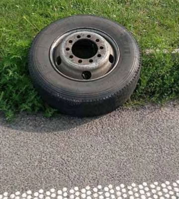На Полтавщині під час руху у вантажівки відпало колесо та травмувало жінку