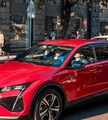 В Украине заметили новый купе-кроссовер Peugeot 408: фото с киевских улиц