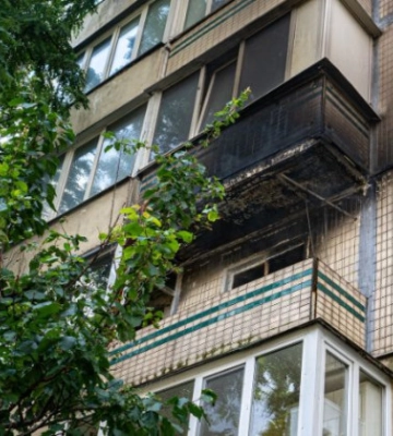 У Києві спалахнула квартира у багатоповерхівці, фото та відео