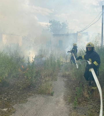 Горіли будівлі, сміття й чагарник: волинські рятувальники за добу ліквідували чотири пожежі