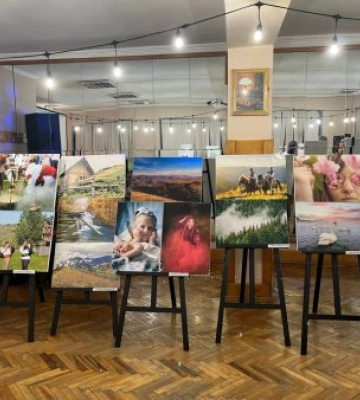 У місті Рахові відбулася виставка робіт фотографів Рахівської територіальної громади.