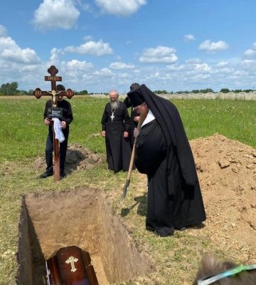 На похорон прийшло дуже багато людей: у Луцькій громаді провели в останню путь священника