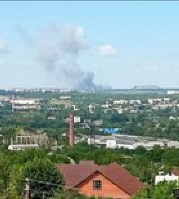 В оккупированном Луганске раздались взрывы, поднимается дым – фото, видео