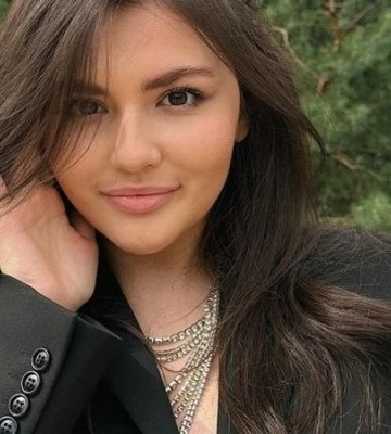 «Это же сойти с ума можно». 16-летняя внучка секретаря СНБО Алексея Данилова похвасталась, что ее клип показали в центре Киева