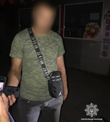 Выхватил телефон. Грабитель ночью напал на мужчину на Салтовке в Харькове