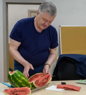 Порошенко скуштував перший херсонський кавун цьогоріч та загадав бажання