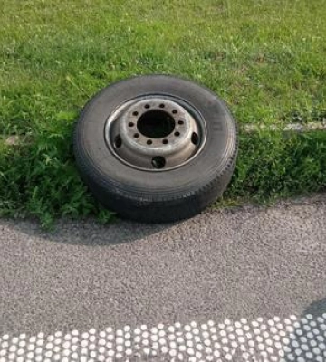 Випадок на Полтавщині: під час руху у вантажівки відлетіло колесо і травмувало жінку