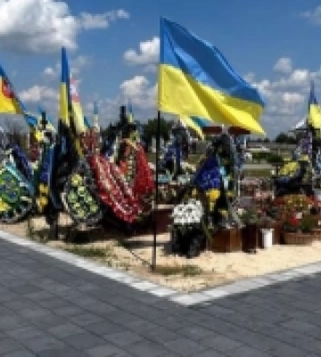 На кладовищі у Сарнах облаштували пішохідні доріжки бруківкою
