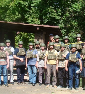 У касках та бронежилетах: архітектори й будівельники з Полтавщини обстежують понівечені оселі в Херсоні