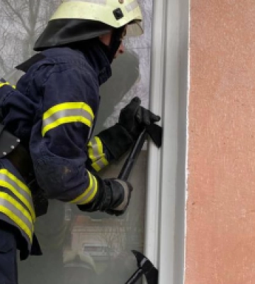 У Львові рятувальники визволяли однорічну дитину, яка залишилась сама у квартирі