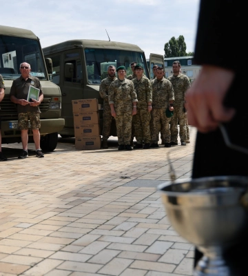Переданные ирландскими волонтерами авто для ВСУ освятил Митрополит Эпифаний
