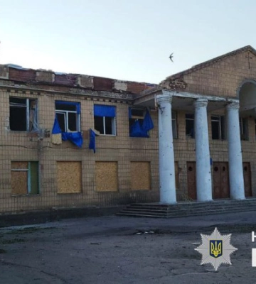 Унаслідок ворожих обстрілів Донеччини зруйновані будинки, підприємство і школа, 2 людини загинули