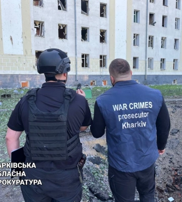 В Харькове ракетным ударом россиян повреждены жилой дом и легковушки 