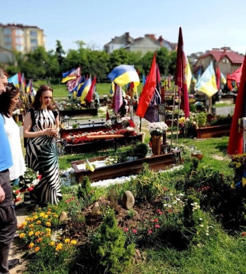 Надзвичайний і Повноважний Посол Канади в Україні відвідала Личаківське кладовище у Львові