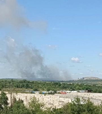 В Луганске слышали звуки взрывов. Соцсети публикуют кадры со столбами дыма