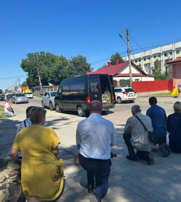 Був мобілізований понад рік тому: на Волині навколішки прощаються із Героєм Андрієм Нехаєм