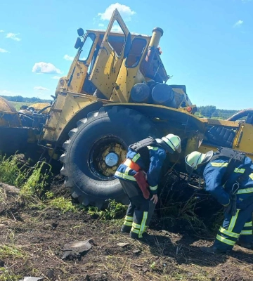 На Ізюмщині підірвався трактор: водія ушпиталили