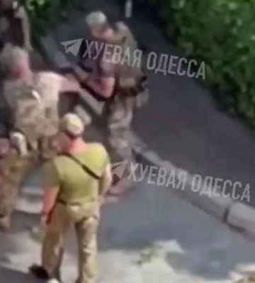 &quot;Не провоцируйте&quot;: власти Одессы высказались об избиении гражданского военными (видео)
