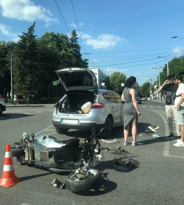 ДТП у центрі Луцька - легковик збив мотоцикліста. Фото