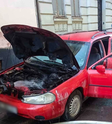 У спеку на вулиці Львова спалахнув автомобіль