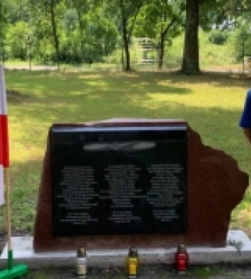 На Волині відкрили та освятили пам&#039;ятник загиблим американському та польскому пілотам
