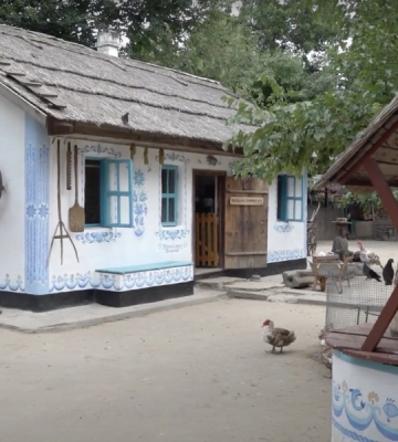У Миколаївському зоопарку Дідову хату прикрасили таврійським розписом