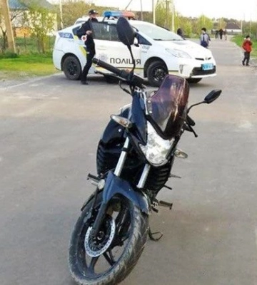 На Волині мотоцикліст, який виїхав на зустрічну та в’їхав у легковик, втік з місця ДТП