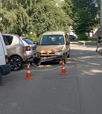 У Луцьку автомобіль на тротуарі збив жінку