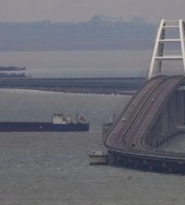 На Кримському мосту &quot;надзвичайна подія&quot;: свідки чули вибухи, рух закритий