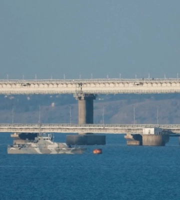 На Кримському мосту зупинили рух через “надзвичайну ситуацію”: що відомо (ФОТО, ВІДЕО)