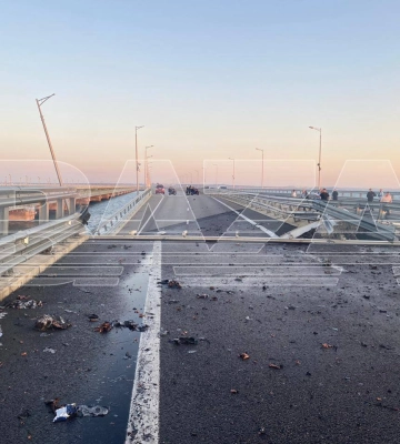 &quot;Плита мосту з&#039;їхала вниз&quot;: очевидці розповіли про момент і наслідки вибуху на Кримському мосту. Фото і відео