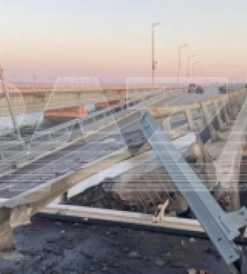 Вибух на Кримському мосту: рух перекрито, окупанти повідомляють про загиблих