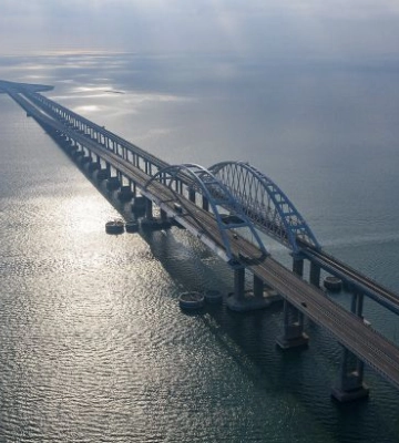 У ГУР та ЗСУ відреагували на вибухи та руйнування Кримського мосту