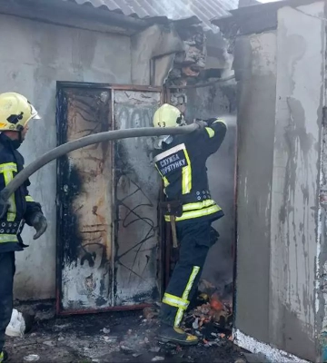 У Дніпровському районі загорівся будинок: постраждали чоловік та дитина