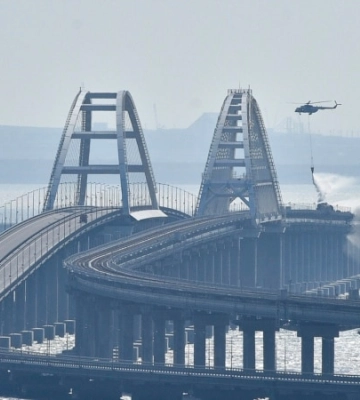 Кримський міст атакували надводними дронами. Це спецоперація СБУ та ВМС, - джерело