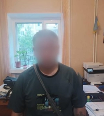Завдавши ударів, відібрав телефон жінки - у Миколаєві поліцейські оперативно затримали чоловіка за пограбування
