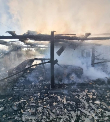 У Рівненському районі згорів гараж з автомобілем (ФОТО)
