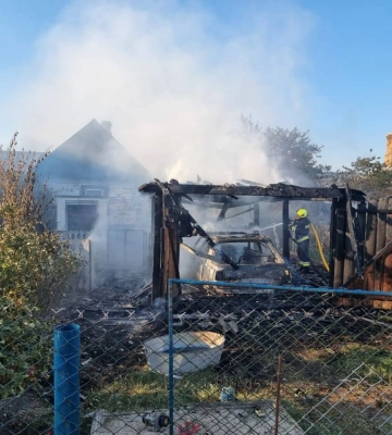 У Рівненському районі згорів гараж з автомобілем (ФОТО)