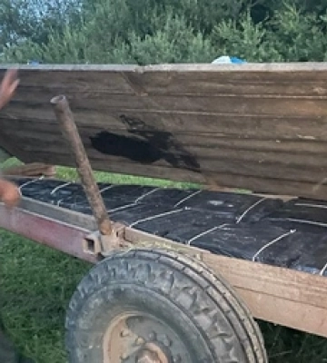 На Волині трактор тягнув підводу з сигаретами до Польщі 