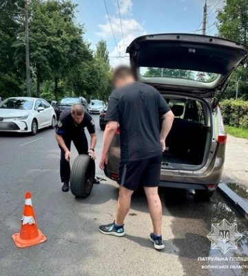 Спустило колесо: луцькі патрульні допомогли водію з бойовими травмами