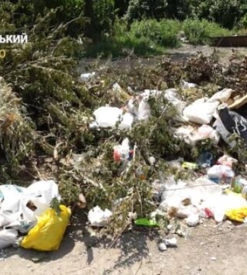 У Кропивницькому, попри заборону, люди продовжують викидати сміття на стихійне сміттєзвалище (відео)