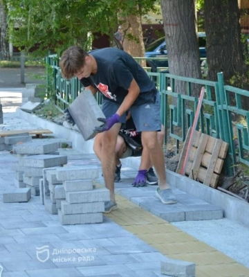 У Дніпрі оновлюють пішохідну зону на вулиці Князя Володимира Великого