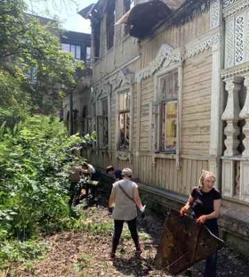 У Пущі-Водиці активісти почали відновлення старої дерев'яної садиби - фото