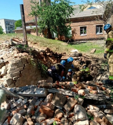 Внаслідок обстрілу пожежної частини в Білопіллі двоє людей загинули, 10 поранені