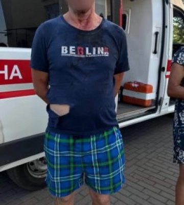 Патрульні виявили чоловіка, який побив свого родича та мав при собі пістолет