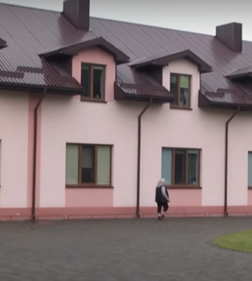 Триразове харчування, пральня і фонтан: як живуть переселенці на Волині