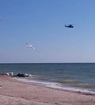 Прямо над головами: рашисты отличились опасной выходкой на пляже под Мелитополем (фото, видео)